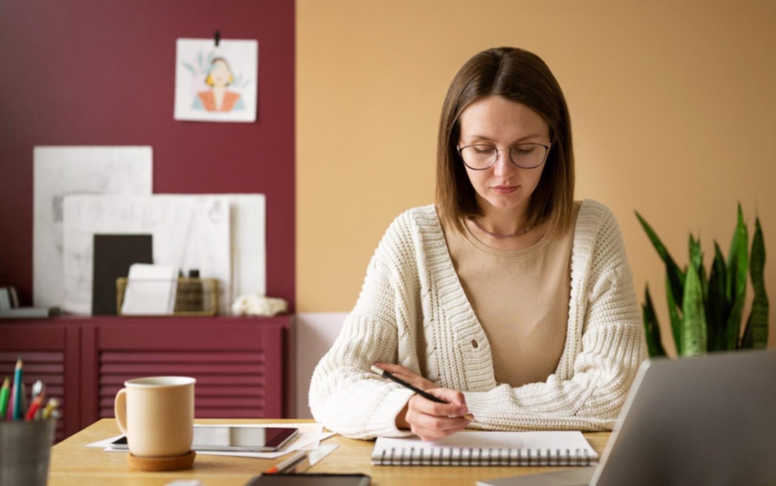 Estudiante trabajando en presupuesto semanal